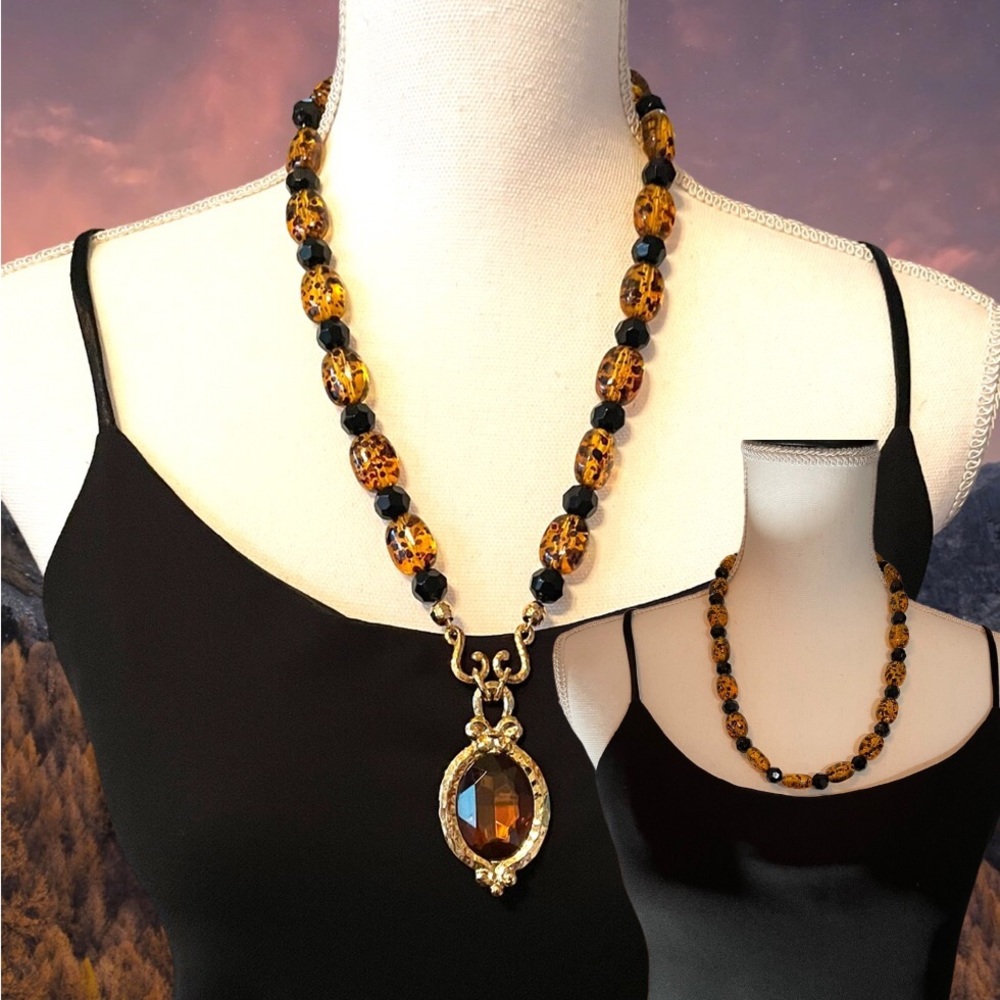 Faux tortoise detachable pendant necklace